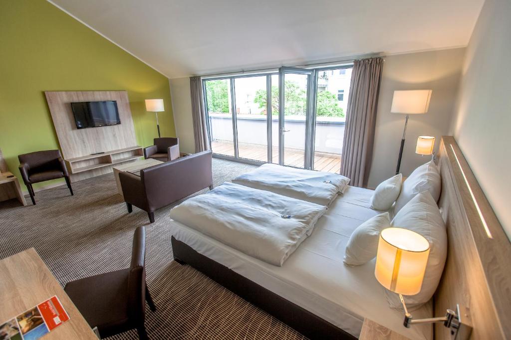 Postel nebo postele na pokoji v ubytování Hotel Hafenresidenz Stralsund