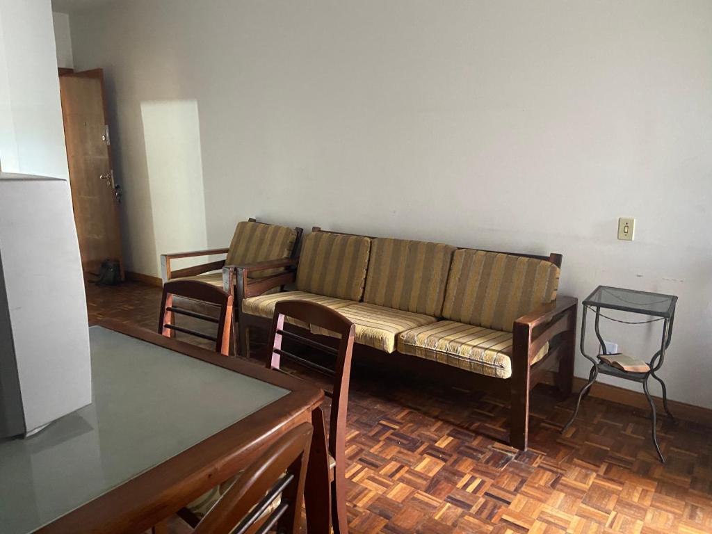 a living room with a couch and a table at Temporada 3 quartos Localização central e nobre da Capital in Vitória