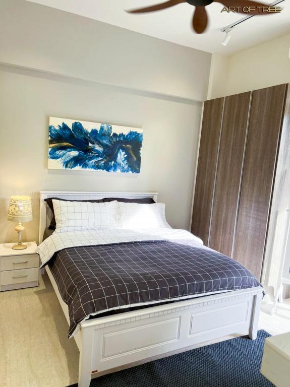 Postel nebo postele na pokoji v ubytování By The Sea Beachfront Designer Suites Penang - Managed by Art of Tree