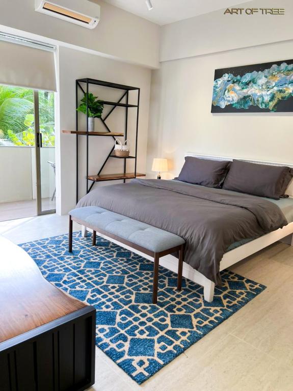 Postel nebo postele na pokoji v ubytování By The Sea Beachfront Designer Suites Penang - Managed by Art of Tree