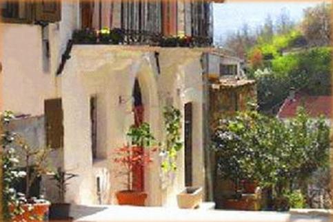 uma vista de um edifício com vasos de plantas sobre ele em Monteviste em Bugnara