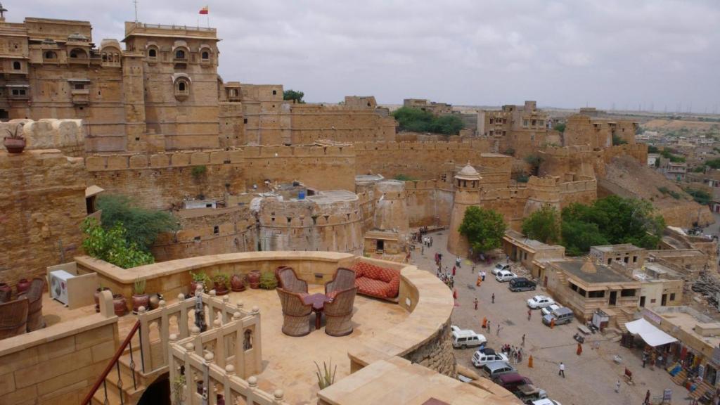 vista su una città con un grande edificio di Killa Bhawan a Jaisalmer