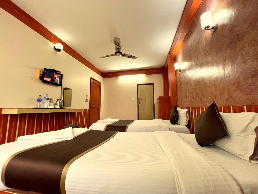Postel nebo postele na pokoji v ubytování Thamel Seasons Hotel