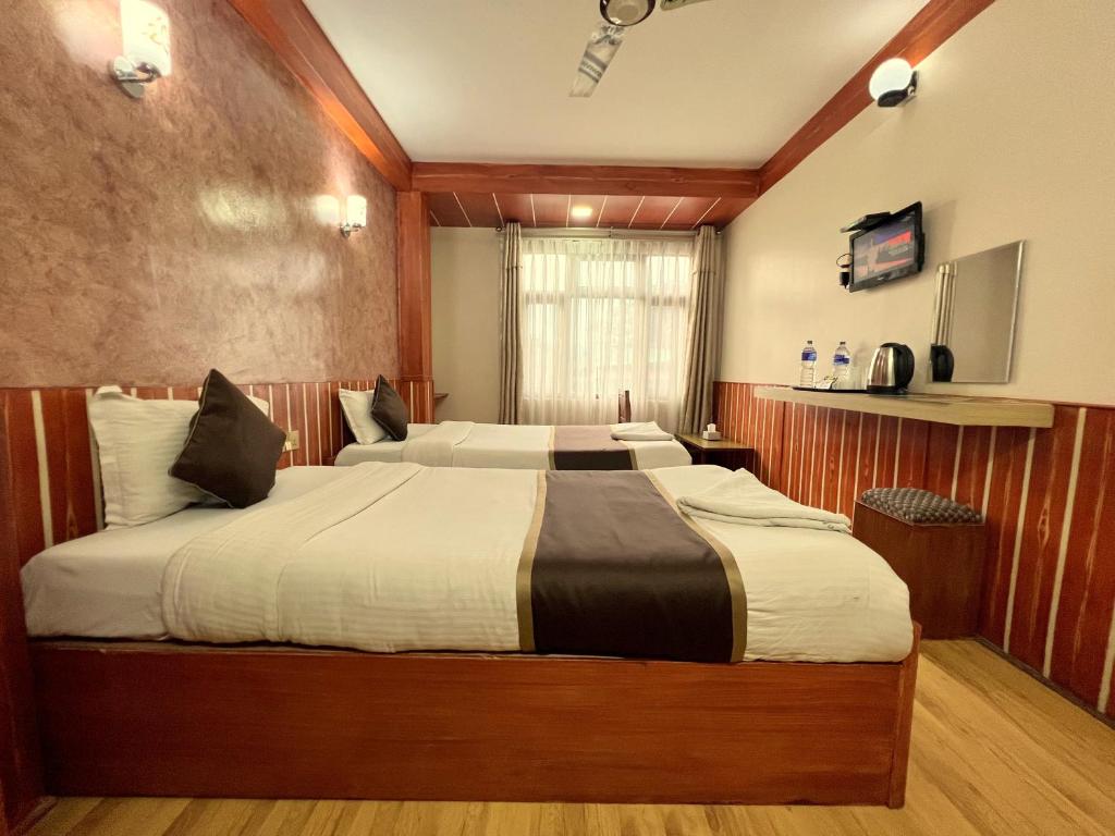 Postel nebo postele na pokoji v ubytování Thamel Seasons Hotel