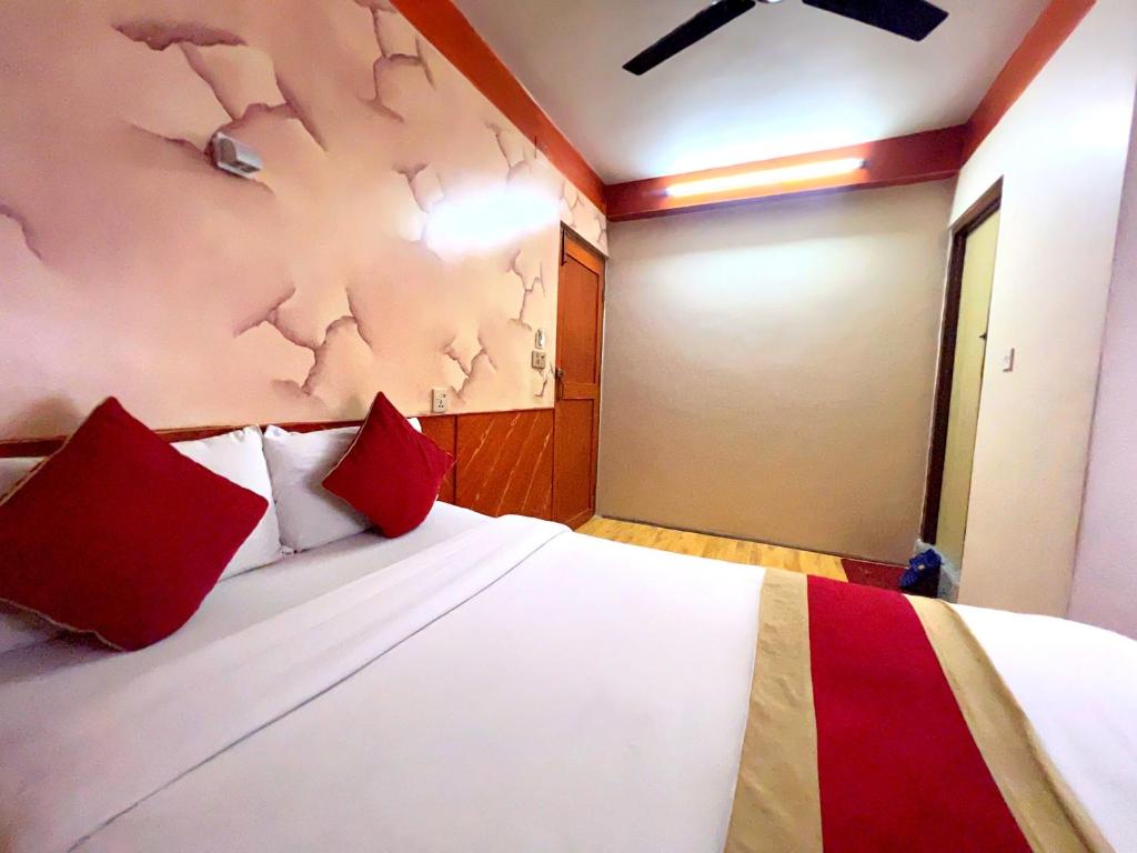 Postel nebo postele na pokoji v ubytování Thamel Seasons Hotel