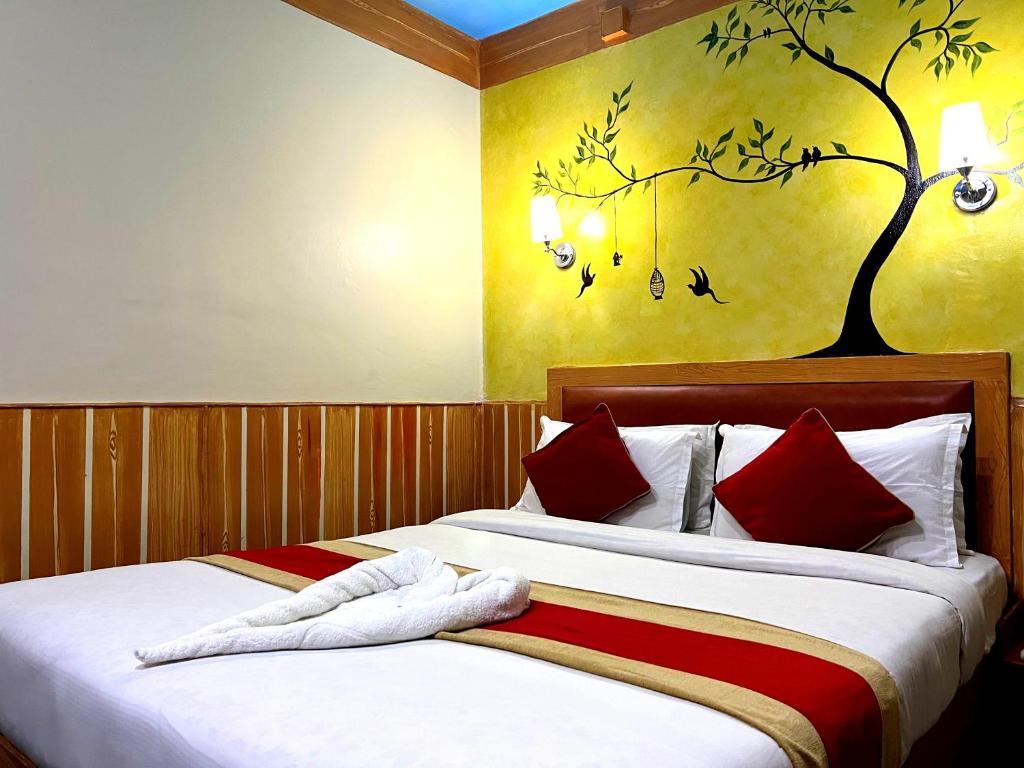 Postel nebo postele na pokoji v ubytování Thamel Seasons Hotel