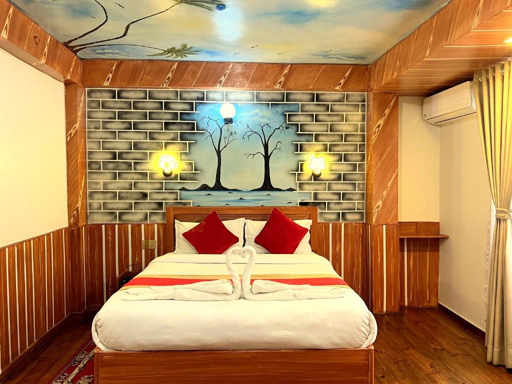Postel nebo postele na pokoji v ubytování Thamel Seasons Hotel