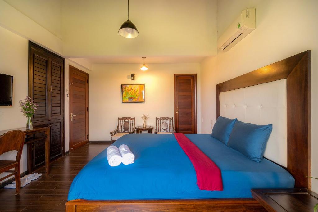 Giường trong phòng chung tại Calm House Hotel Hoi An 1