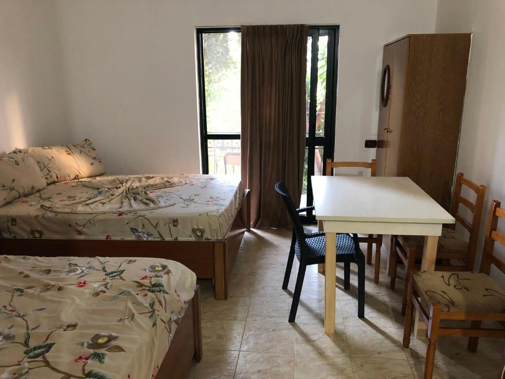 Postel nebo postele na pokoji v ubytování Hotel Gjinaj