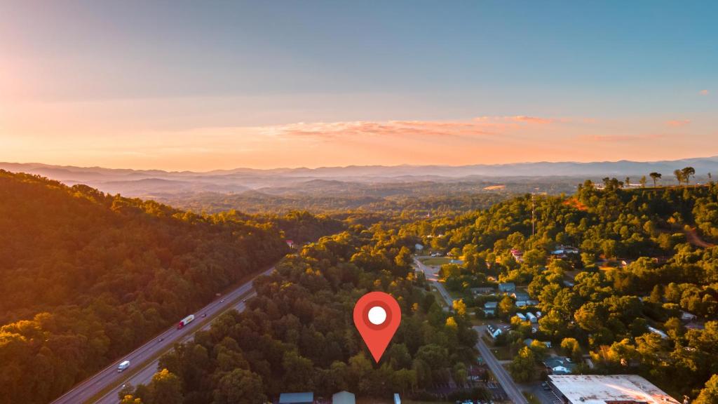 una vista aérea de una carretera con un marcador rojo en Log Cabin Motor Court, en Asheville