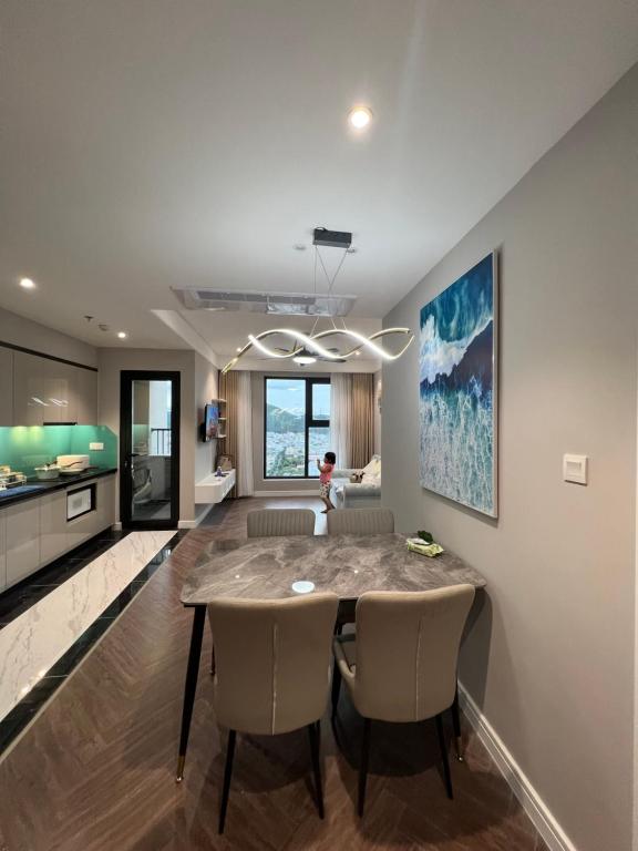 Una cocina y un comedor con mesa y sillas. en Căn hộ Altara 5 sao Quy Nhơn - Thiên Trang apartment, en Quy Nhon