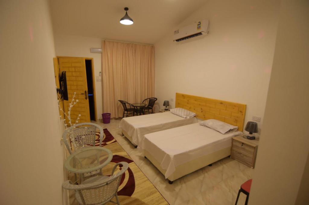 Postel nebo postele na pokoji v ubytování السكون لبيوت الضيافة و شاليه AL Sukun For Guest Houses & Chalet