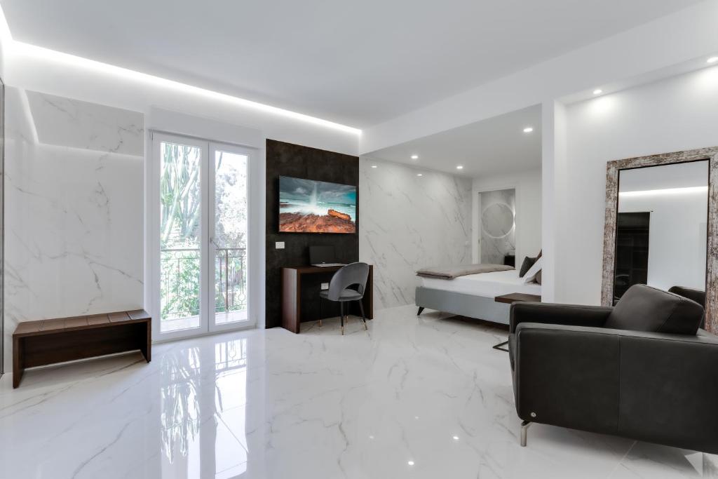 TV a/nebo společenská místnost v ubytování Caralis Suites Rooms