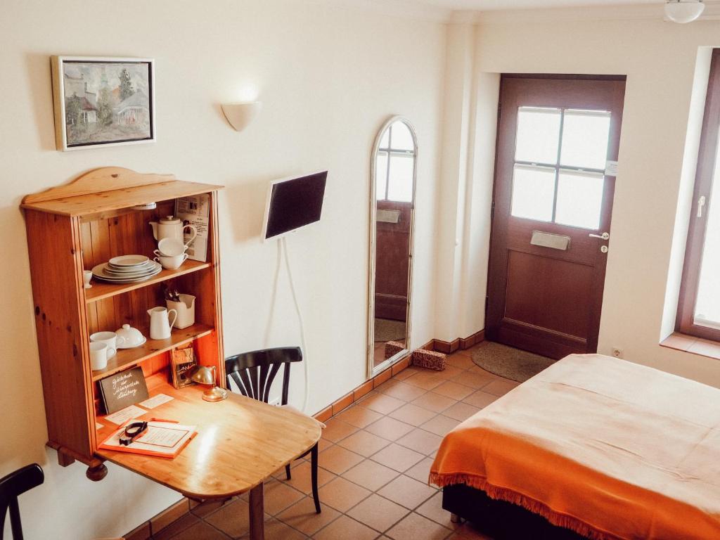 リューネブルクにあるMünzerstubeのベッドルーム1室(デスク、ベッド1台、テーブル付)