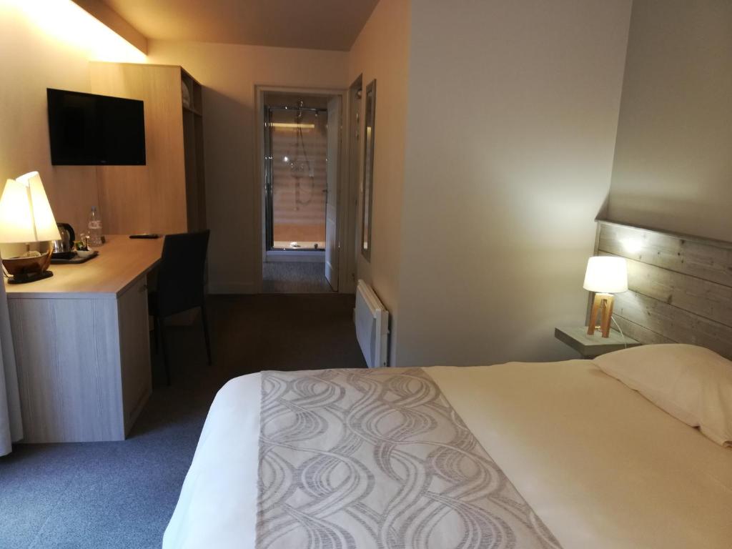 Postel nebo postele na pokoji v ubytování Hotel Le Léman