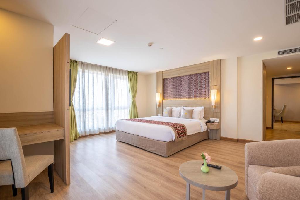 Postel nebo postele na pokoji v ubytování Hotel Crowne Imperial