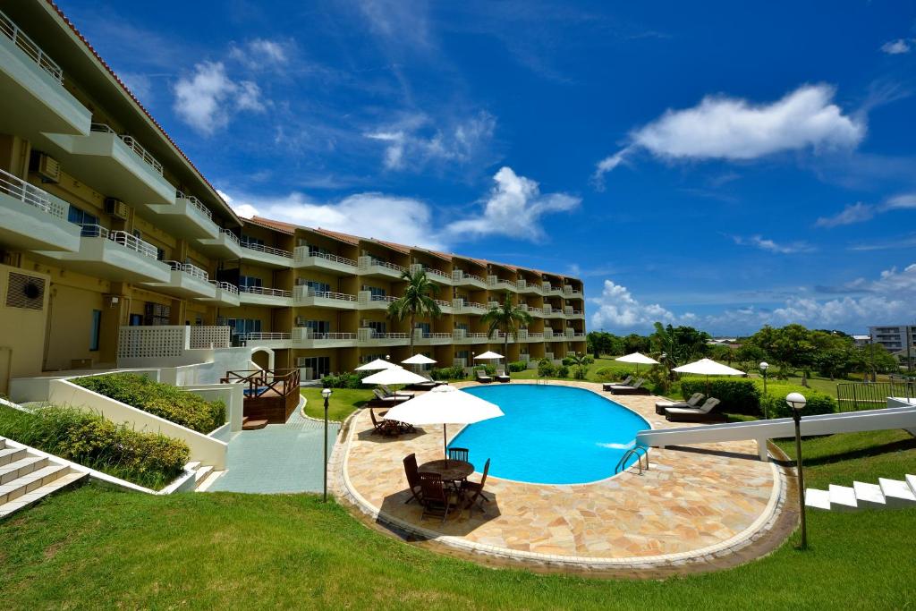 Blick auf ein Resort mit Pool in der Unterkunft OKINAWA KARIYUSHI RESORT EXES Ishigaki in Ishigaki-jima