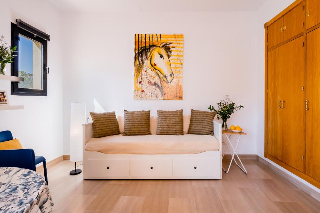 um quarto com uma cama com uma pintura de um cavalo em Anfitrión Sevilla em Sevilha