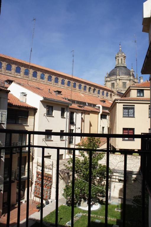 d'un balcon avec vue sur le bâtiment. dans l'établissement Monumental Apartments Salamanca, à Salamanque