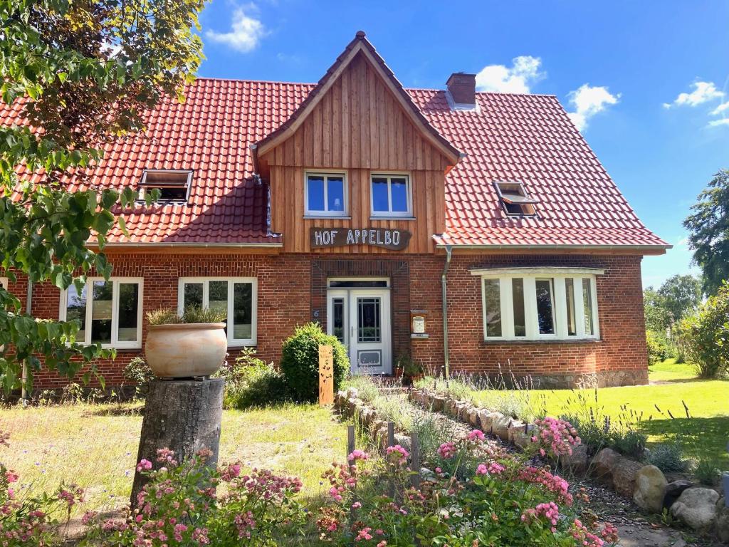 a red brick house with a not needed sign on it at Ferienwohnung Appelbue in Bergenhusen