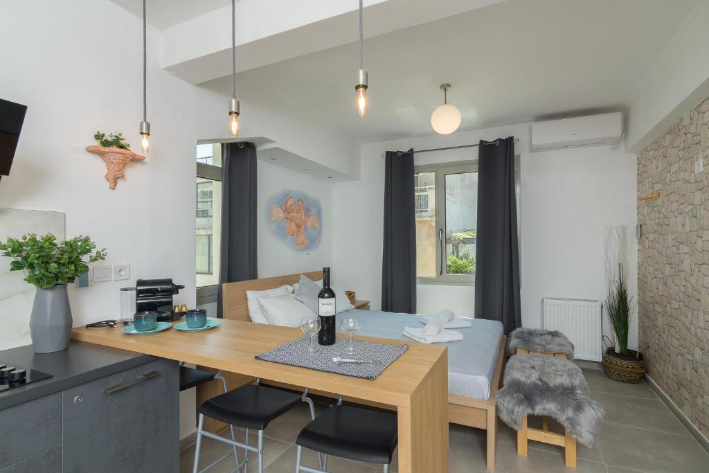 eine Küche und ein Wohnzimmer mit einem Tisch und einem Esszimmer in der Unterkunft Nereid Apartment in Athen