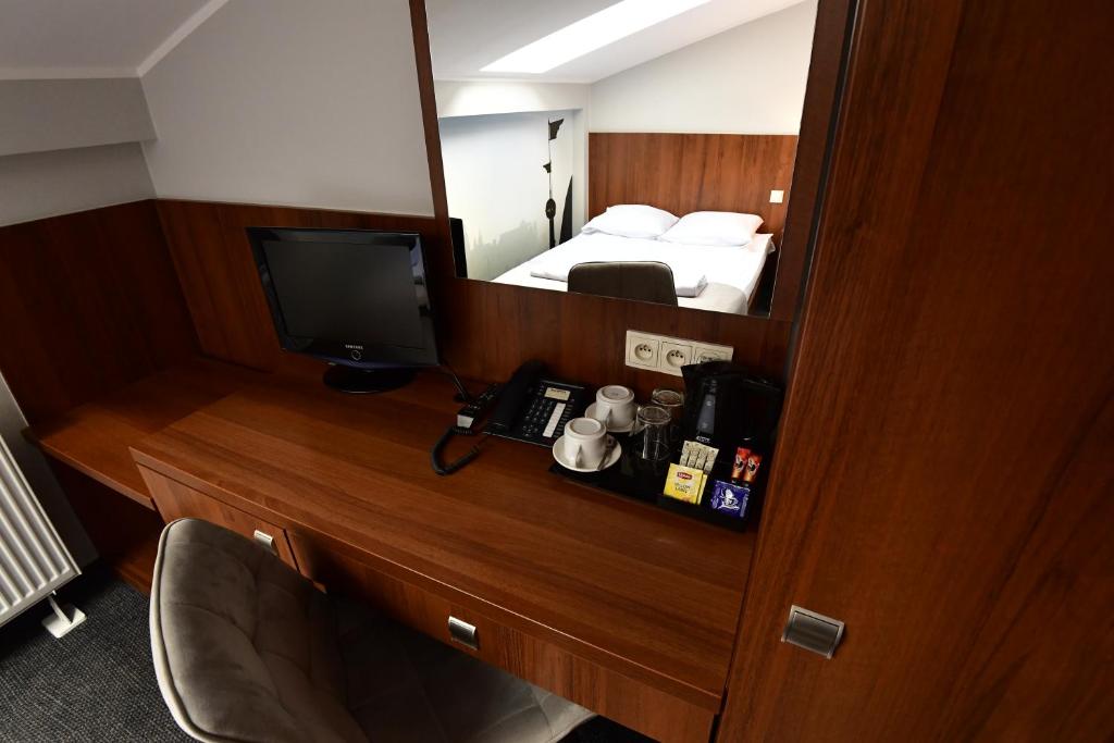 Telewizja i/lub zestaw kina domowego w obiekcie Hotel Downtown Kraków