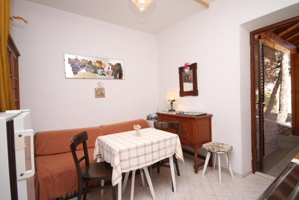 Fotografia z galérie ubytovania Apartments by the sea Sveta Nedilja, Hvar - 8725 v destinácii Sveta Nedelja