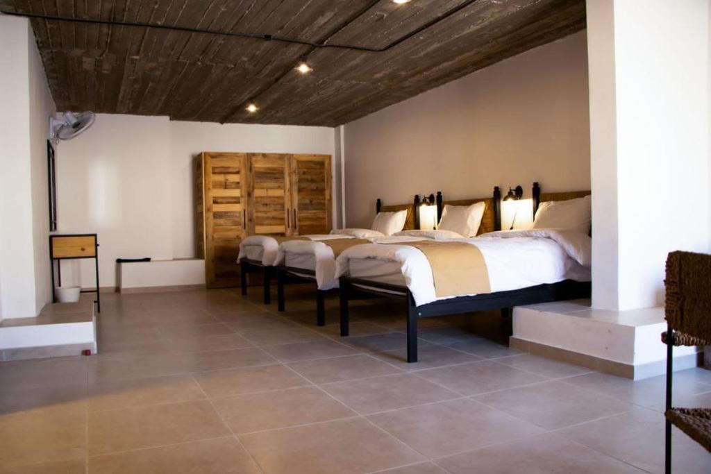 um quarto com quatro camas num quarto em Alhidan Hostel & adventure em Madaba