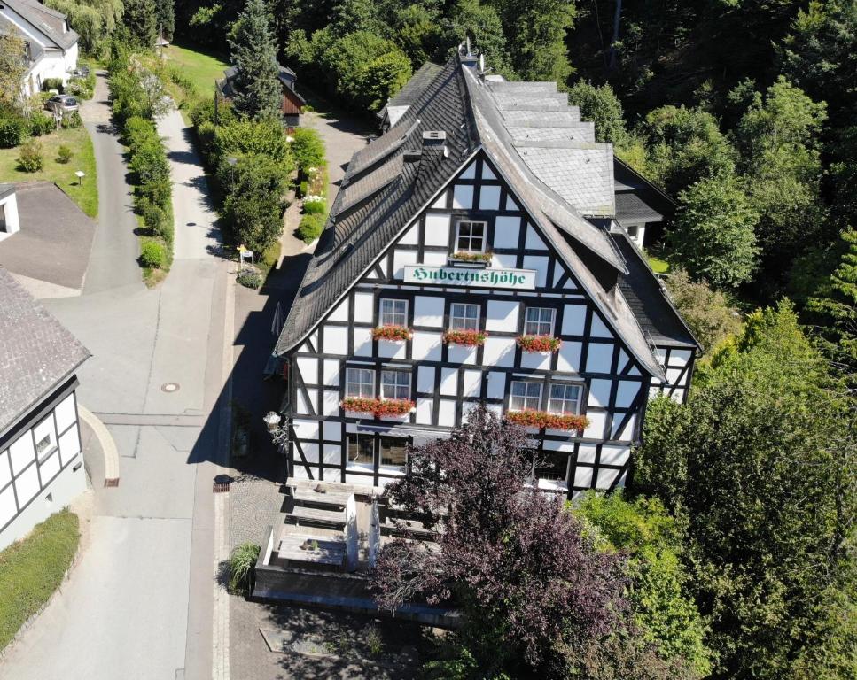 eine Luftansicht eines schwarz-weißen Gebäudes in der Unterkunft Hotel & Gasthof Hubertushöhe - Ihr Hotel für Urlaub mit Hund in Schmallenberg