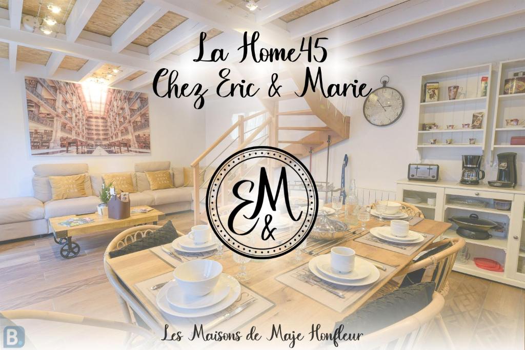 salon ze stołem z napisem, który czyta w niebiańskich miastach kończy się w obiekcie Les Maisons de Maje - La Home45 w mieście Honfleur