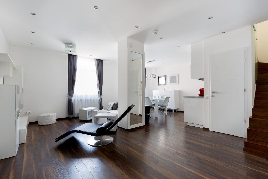 salon z krzesłem i stołem w obiekcie Budapest Michaelides Luxury Suite w Budapeszcie