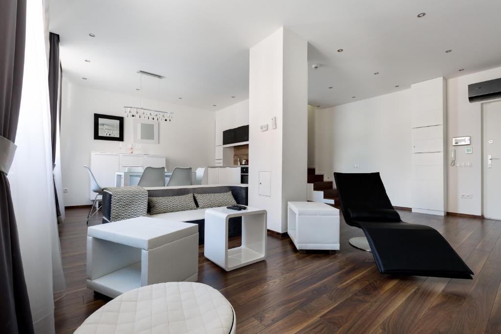 Posezení v ubytování Budapest Central Square 2 bedrooms Suite - Michaelides Residences
