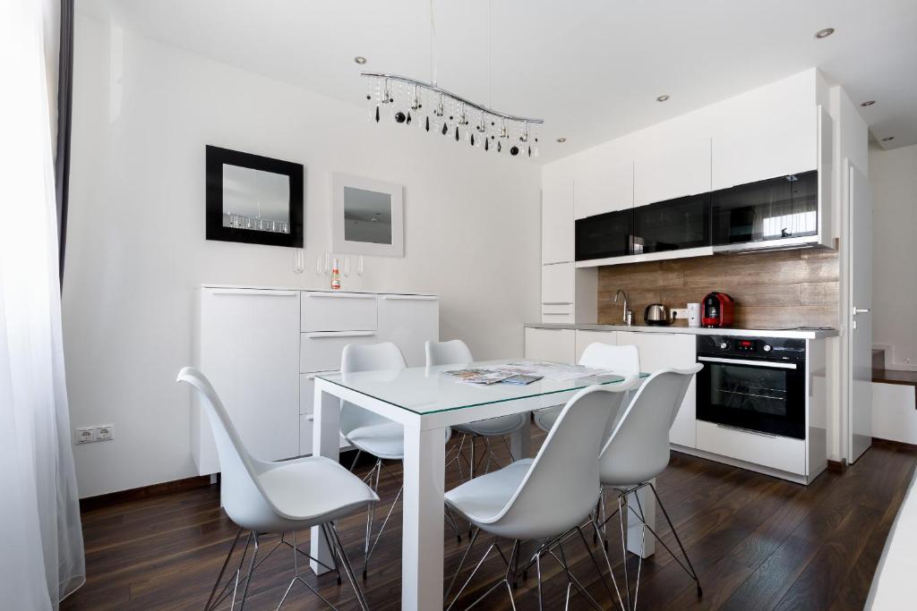 Kuchyň nebo kuchyňský kout v ubytování Budapest Central Square 2 bedrooms Suite - Michaelides Residences