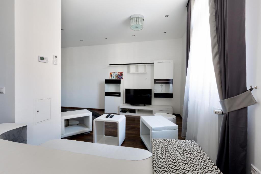 TV a/nebo společenská místnost v ubytování Budapest Central Square 2 bedrooms Suite - Michaelides Residences