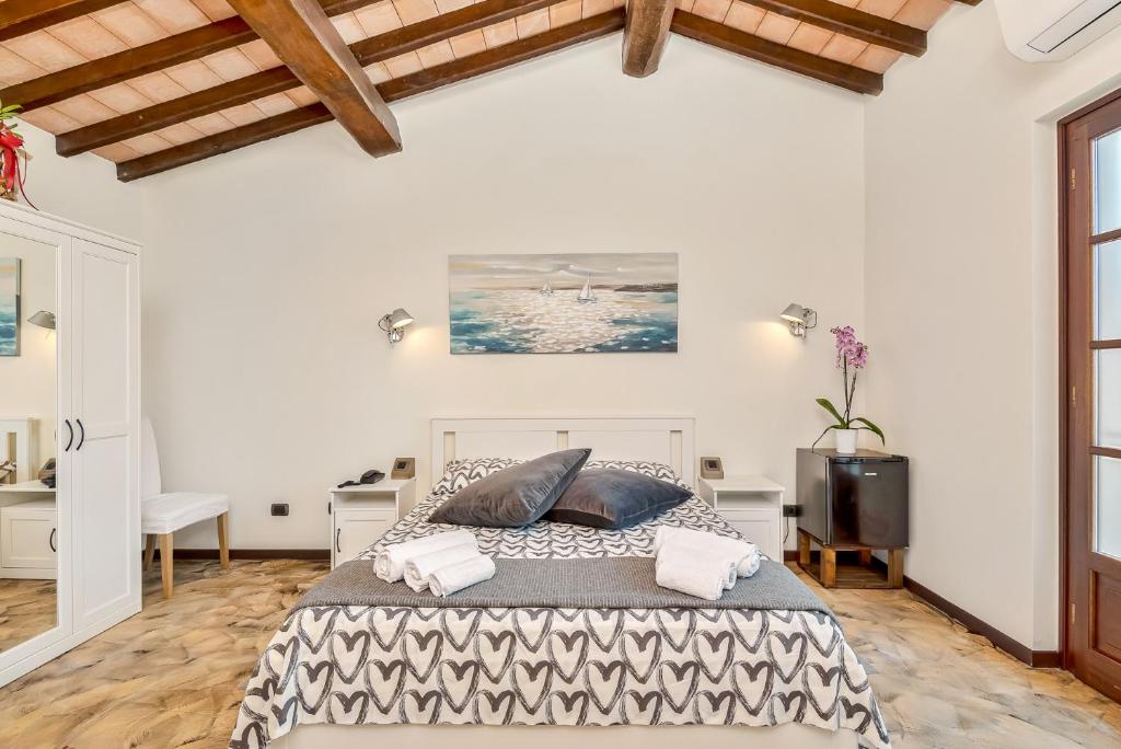 A bed or beds in a room at Hotel la Pietra restaurant