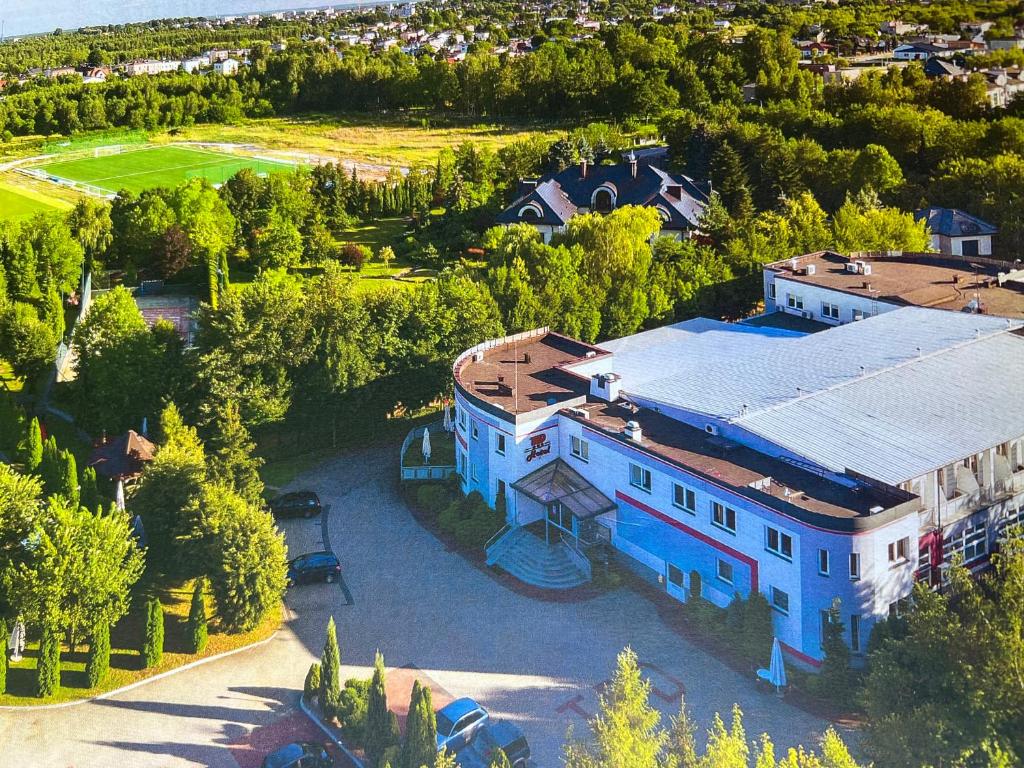 uma vista superior de um grande edifício azul com árvores em MPM Sport HOTEL em Radomsko