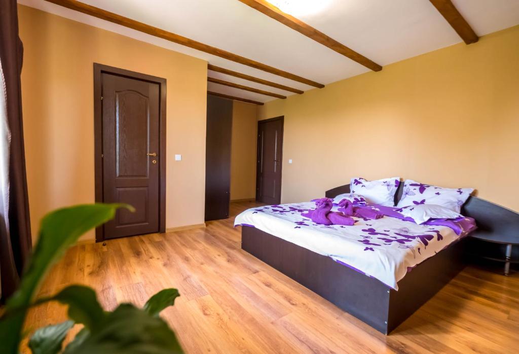 1 dormitorio con 1 cama en una habitación en Casa de vacanta Sadu, en Sadu