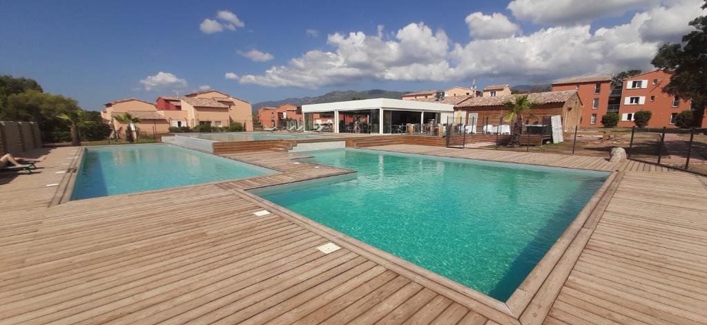 Bazén v ubytovaní Joli T2 climatisé au calme à 10 mm de Porto-Vecchio dans une résidence de tourisme alebo v jeho blízkosti