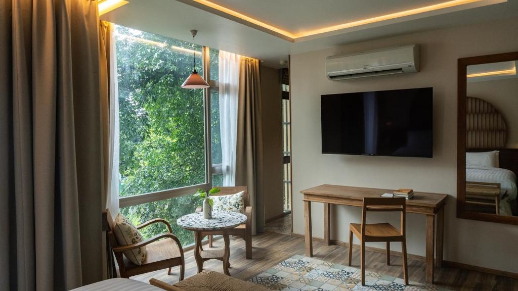 TV a/nebo společenská místnost v ubytování Tints of Blue Hotel