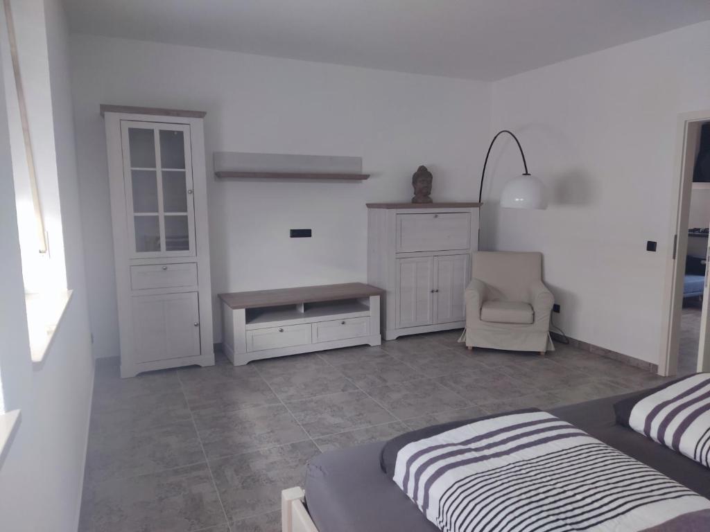 a bedroom with a bed and a desk and a chair at Ferienwohnung am Kapellplatz in Altötting