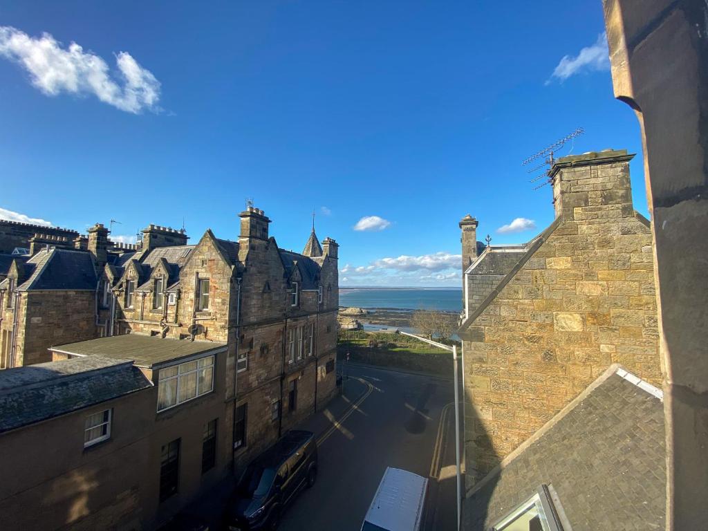 - une vue sur une rue d'une ville avec des bâtiments dans l'établissement Sandmill, Murray Park, à St Andrews