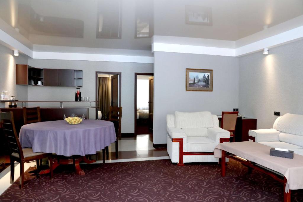 Kuchyň nebo kuchyňský kout v ubytování Best Western Plus Paradise Hotel Dilijan