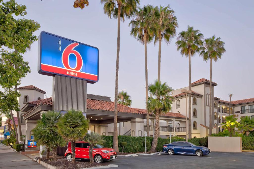 un cartel en un estacionamiento frente a un hotel en Studio 6 Suites Lawndale, CA South Bay, en Lawndale