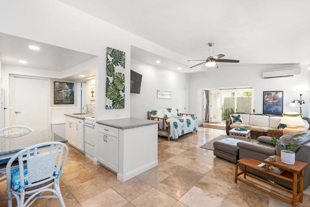 Il dispose d'une cuisine et d'un salon avec un canapé et une table. dans l'établissement LAST MINUTE OPENING! Delightful & Spacious 2BR2BA Apartment Available AC, à Kailua