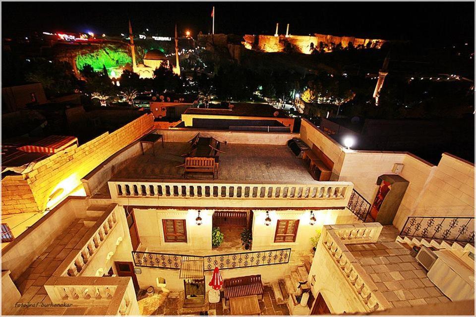 聖露法的住宿－土庫曼柯納奇住宿加早餐旅館，夜间从空中欣赏大楼的景色