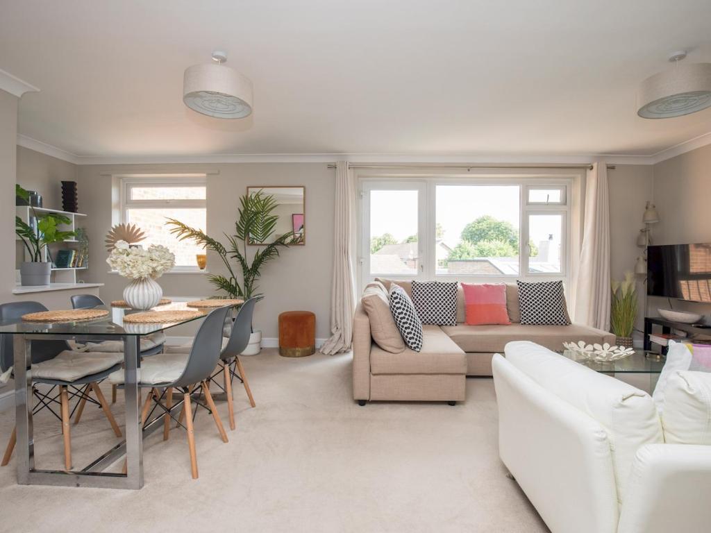 A seating area at Pass the Keys Stylish 2 Bedroom Flat Apartment with Free Parking in Windsor