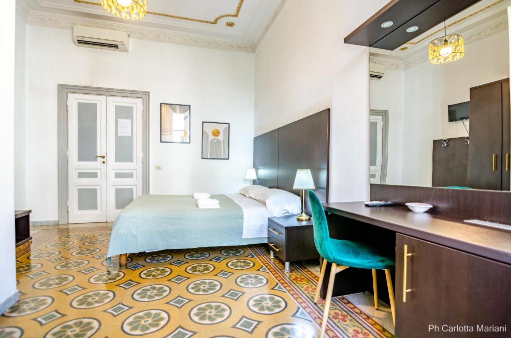 Pokój hotelowy z łóżkiem i biurkiem w obiekcie El Dorado Colosseum w Rzymie