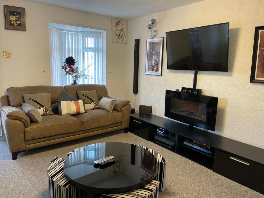 Kampa’s Spacious 2 bed House in DY4 - short or long stays