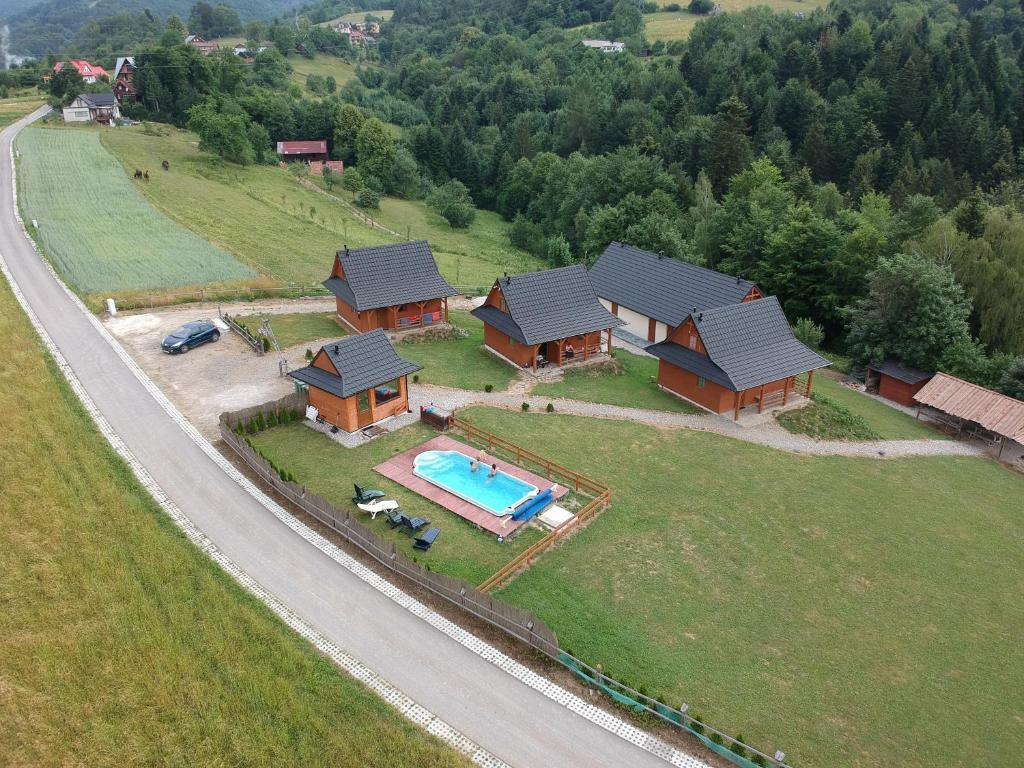 z góry widok na dom z basenem w obiekcie Chatki Niwkii u Zbója Studio z antresolą w Krościenku