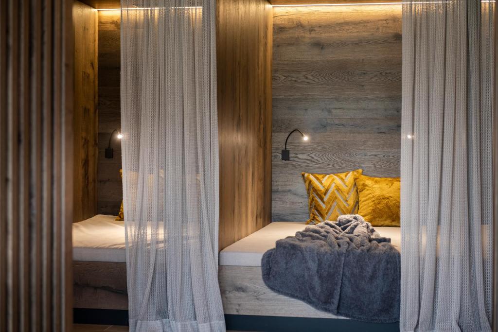 Postel nebo postele na pokoji v ubytování Hotel Königsleiten Vital Alpin